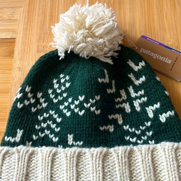 Brand New Patagonia Women's Snowbelle Beanie Wool Pom Hat Evergreen Flakes - Picture 4 of 14